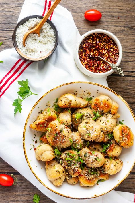 Garlic Knots with Pizza Dough are an everyday treat that is as fun to make as it is to eat. By using pizza dough, we simplify the process of making homemade garlic knots, making this recipe weeknight-friendly. Whether you’re planning a cozy family dinner or looking for something crave-worthy to serve to friends, this dish delivers. Dominoes Garlic Knots Recipe, Garlic Pizza Rolls, Pizza Dough Snacks, Garlic Knots Recipe Pizza Dough, Garlic Knots With Pizza Dough, Garlic Knots Pizza Dough, Garlic Knot Pizza, Using Pizza Dough, Bread Knots