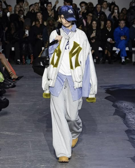 Avant Garde Japanese Fashion, Acne Studios Runway, Marni Runway, Maison Margiela Runway, Runway Streetwear, Futurism Fashion, Soviet Fashion, Unique Streetwear, Anti Fashion