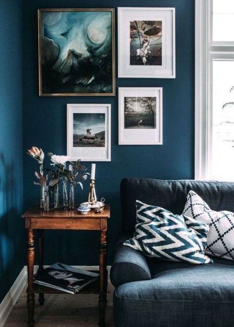 image Moody Living Room, Dark Blue Living Room, Dark Living Rooms, Winter Decorating, Eclectic Living Room, Trendy Living Rooms, Simple Living Room, Dark Interiors, Blue Living Room