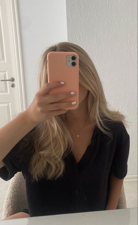 Mirror Selfie Blonde, Spiegel Selfie, Fake Insta, Russian Clothing, Girls Mirror, Mirror Selfie Poses, Hair Locks, Mirror Pic, Best Friend Pictures