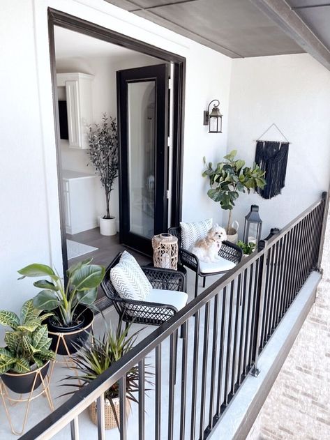 Balcony Makeover with My Texas House — Half Full Modern Balcony Design, Klein Balkon Decor, Balcon Mic, Small Apartment Balcony Ideas, Modern Appartement, Balkon Decor, Balcony Design Ideas, House Balcony, Modern Balcony