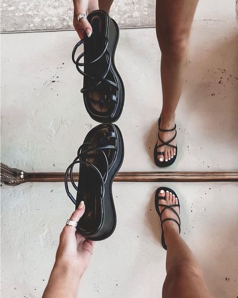 Toe Strap Sandals, Casual Platform Sandals, Going Out Sandals, Summer Vacation Shoes, Current Shoe Trends, Platform Sandals With Dress, Sandals 2023 Trends Outfit, Fits With Sandals, Sandal Trends 2023