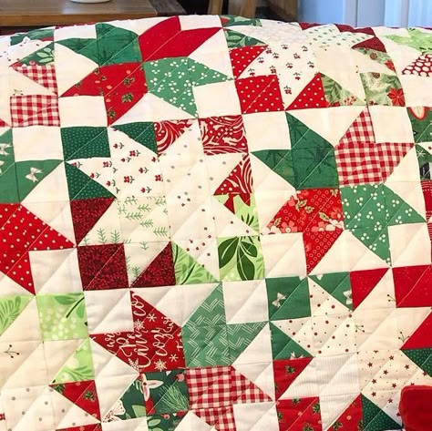 Christmas Star Quilt Block, Christmas Star Quilt, Christmas Quilts Ideas, Christmas Fabric Crafts, Christmas Quilting Projects, Christmas Quilt Blocks, Christmas Sewing Projects, Primitive Quilts, Holiday Sewing