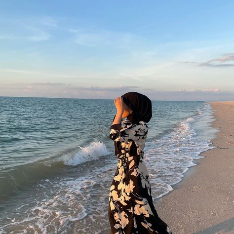 Beach Poses For Hijabis, Beach Dress Hijab, Hijabi Beach Pictures, Feminine Hijabi, Hijabi Beach Outfit, Fotografi Fesyen, Beach Hijab, Beach Holiday Outfits, Ootd Poses