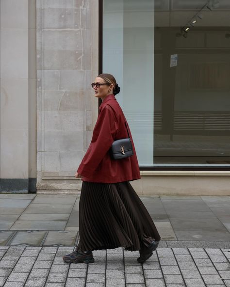 Current skirt jacket combo obsession 🤝🏼 Maxi skirt, pleated skirt, skirt outfit, leather jacket, red jacket, spring jackets, spring outfits, spring outfit ideas, minimal outfit, minimal fashion style Maxi Pleated Skirt Outfit, Pleated Maxi Skirt Outfit, Daily Outfit Ideas, Outfit Leather Jacket, Instagram Content Creator, Outfit Minimal, Pleated Skirt Outfit, Maxi Skirt Outfits, Pleated Maxi Skirt