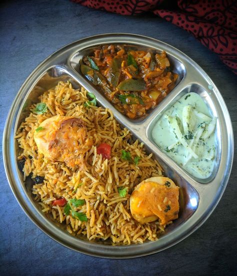 Egg biryani with Brinjal gravy  #spiceindiaonline #biryani #eggniryani #ennaikathrikkai #brinjal #sidegravy Chikan Biryani, Egg Biryani Recipe, Non Veg Recipes, Egg Biryani, Menu Sarapan Sehat, Indian Dinner, Food Pic, Naan Recipe, Easy Indian Recipes