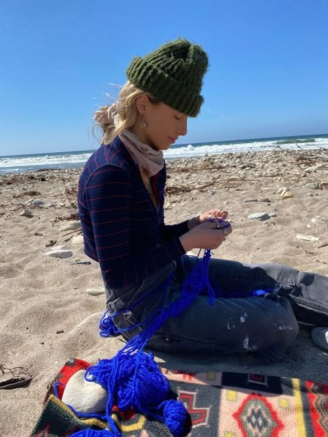 Surfergirl Style, Green Beanie, Granola Girl, Winter Fits, Baggy Pants, Mode Inspiration, Fitness Inspo, Granola, Home Ideas