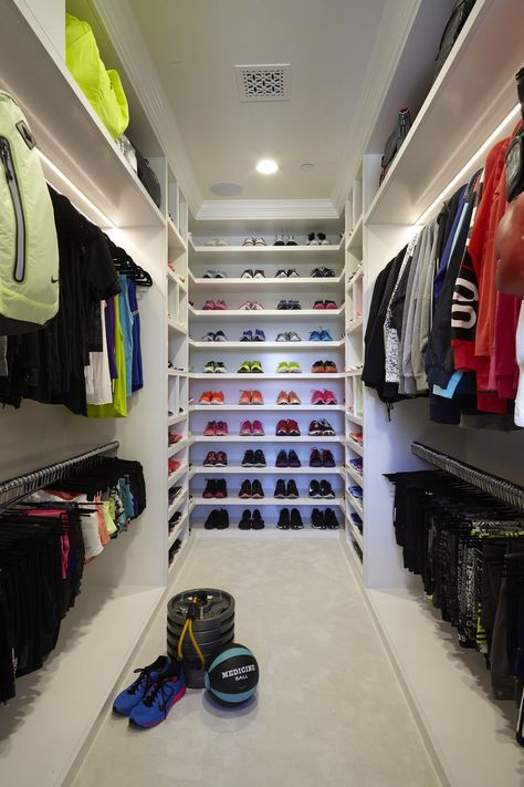 If you have more workout clothes than regular clothes, you need to take a look at Khloe Kardashian's closet. She is crazy organized — it's like she has her own Nike boutique! Khloe Kardashian Closet, Khloe Kardashian Workout, Luxurious Walk In Closet, Glam Closet, Mansion Homes, Celebrity Closets, Walk In Closet Design, Closet Tour, Celebrity Closet