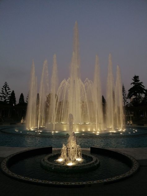 Aesthetic Water Fountain, Luxury Water Fountain, Old Money Mansion Entrance, Big Water Fountain, Driveway With Fountain, Wedding Water Fountain, Huge Fountain, Royal Fountain, Fontaine Aesthetic