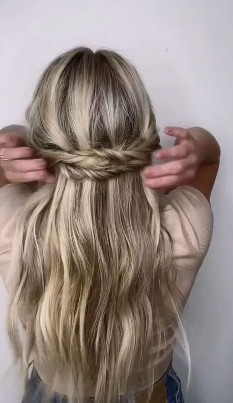 Try this easy, quick hairstyle that’s perfect for the beach. If you can twist, you can totally do this beachy, half-up style! Hairstyle For The Beach, Summer Ponytail, Face Framing Hair, Quick Hairstyle, Easy Hairstyles Quick, Beachy Hair, Boho Hair, Natural Wavy Hair, Dress Alterations