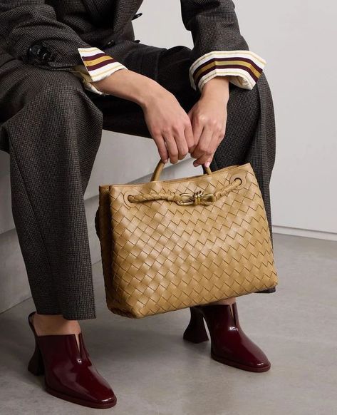 "Elegance you can carry." Andiamo Bag Outfit, Bottega Veneta Andiamo Bag, Bottage Veneta, Andiamo Bag, Bottega Veneta Andiamo, Luxury Designer Bags, Cream Bags, Gucci Shop, Morning Commute