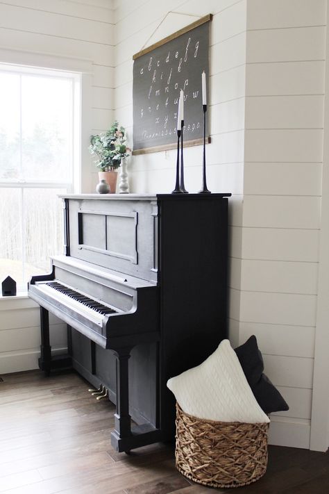 Piano Room Decor, Piano Living Rooms, Boho Style Room, Painted Pianos, Piano Decor, Black Piano, Piano Room, Upright Piano, Music Room