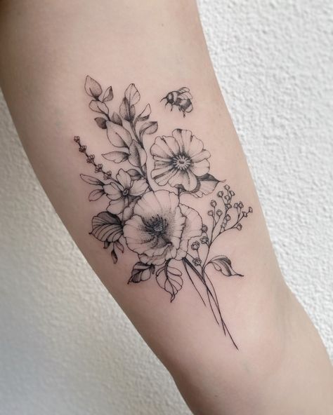 Minimalistic Flowers Tattoo, Bumble Bee On Flower Tattoo, Poppy And Bee Tattoo, Botanical Tattoo Sleeve Black, Baby Breath Tattoo, Team Tattoo, Botanical Tattoo Sleeve, Tattoo Garden, Flower Bouquet Tattoo