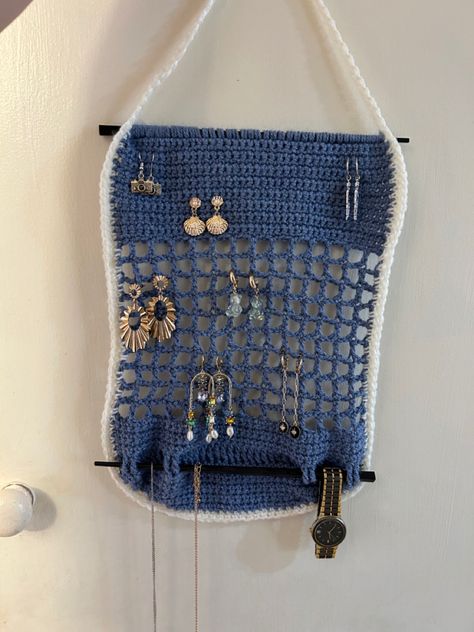 Crochet Earring Holder Pattern, Crochet Claw Clip Holder, Jewelry Organizer Crochet, Crochet Jewelry Hanger, Crochet Jewelry Holder Free Pattern, One Color Crochet Projects, Crochet Earring Holder, Crochet Jewelry Holder, Invisible Join