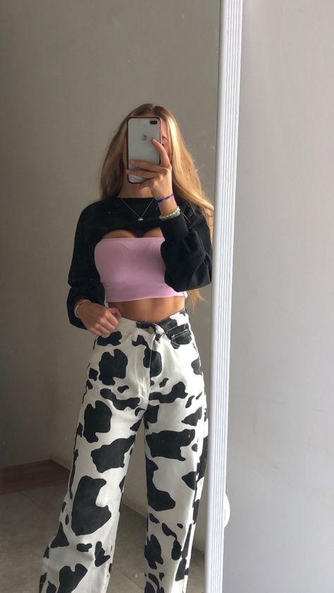 Cow Print Outfit Black Women, Cow Pants Outfit, Cow Print Pants Outfit, Cow Print Pink, Taylor Concert, Printed Pants Outfits, Outfit Sporty, Vintage Street Style, Cowboy Pants