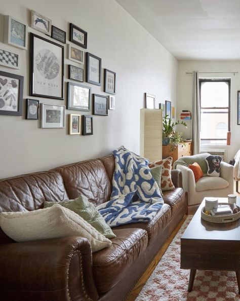 apartment inspo, apartment idea, apartment decor, NYC apartment, minimalist apartment, simple apartment decor, plants, bright apartment, simple decor, decoration, leather couch Small Apartment Decorating Brown Couch, Brown Leather Couch Aesthetic, Leather Couch Apartment, Brown Couch Aesthetic, Brown Leather Couch Living Room Decor, Simple Picture Frames, Philly Apartment, Fun Apartment, Leather Couch Living Room Decor