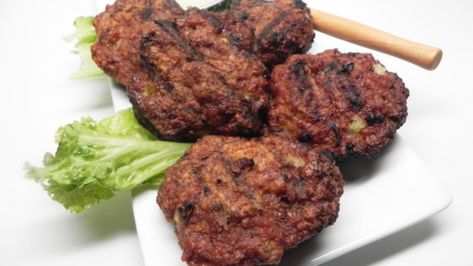 Cevapi are delicious seasoned and grilled meat patties commonly found in Croatia and surrounding countries. You can use any combination of ground meats for the patties. Cevapi Recipe, Croation Recipes, Japanese Beef, Veal Recipes, Beef Bowls, Grilled Sausage, Best Party Food, Croatian Recipes, Fast Easy Meals