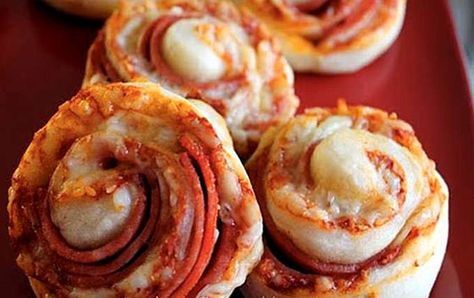 Sushi + Pizza = The Ultimate Pizza Sushi Roll | MTL Blog Pizza Buns Recipe, Pizza Sushi, Pizza Buns, Pizza Pinwheels, Quick Pizza, Pizza Roll, Pizza Fatta In Casa, Bbq Chicken Pizza, Pizza Rolls