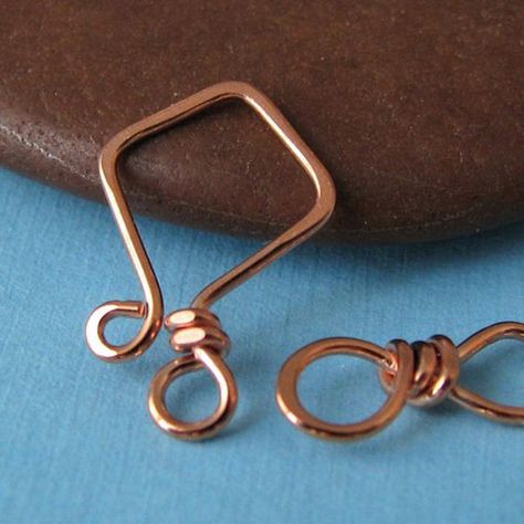 Making a handmade clasp for your jewelry piece is another way to add a unique closure to a handcrafted piece. This collection of great handmade clasps for jewelry making are some examples to the types of styles and looks you can create. Wire Clasp, Handmade Jewelry Findings, Copper Wire Jewelry, Diy Wire Jewelry, Jewelry Clasps, Wire Work Jewelry, Jewelry Techniques, Handmade Wire Jewelry, Work Jewelry