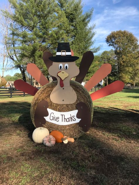 Turkey Hay Bale Art, Haybale Christmas Ideas, Round Hay Bale Turkey, Hay Bale Turkey, Turkey Hay Bale, Hay Bale Art Round, Hay Bale Christmas Tree, Haybale Decorating Fall, Round Bale Decorating Ideas