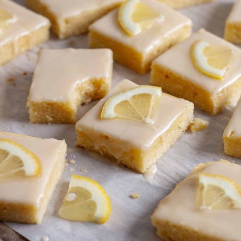 Lemon Blondies - The Real Recipes Lemon Blondies Recipe, Soft Lemon Cookies, Peach Custard Pies, Lemon Blondies, Powdered Sugar Icing, Lemon Brownies, Lemon Icing, Chewy Brownies, Drop Biscuits