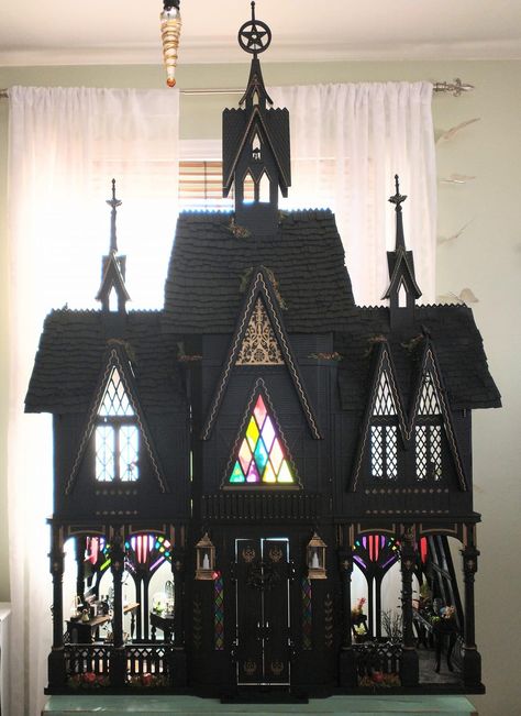 Victorian Gothic Dollhouse, Creepy Dollhouse Aesthetic, Goth Houses Exterior, Gothic Doll House, Beetle Juice House, Dollhouse Flip, Haunted Dollhouse Diy Ideas, Goth Dollhouse, Dark Academia Diy