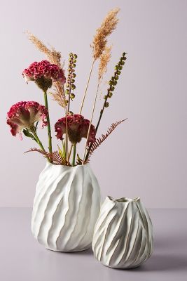 Mooney Vase | Anthropologie Honeycomb Vase, Vases With Flowers, Gubahan Bunga, Cerámica Ideas, Keramik Design, White Vase, Clay Vase, Unique Vases, Ceramics Pottery Art