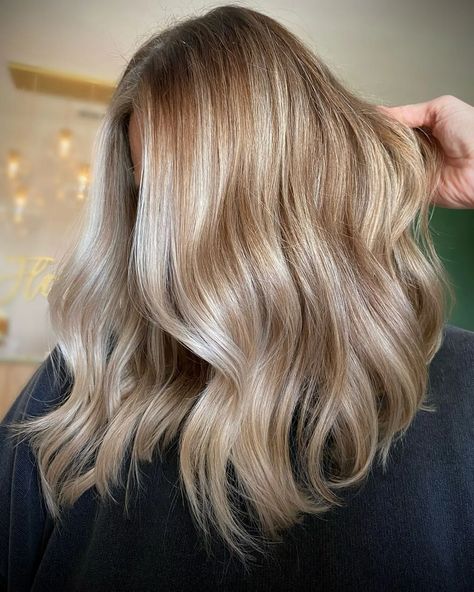 Golden Blonde Cashmere Blonde, Dishwater Blonde, Cashmere Hair, Blonde Shades, Buttery Blonde, Blonde Hair Ideas, Dark Blonde Hair Color, Neutral Blonde, Golden Blonde Hair