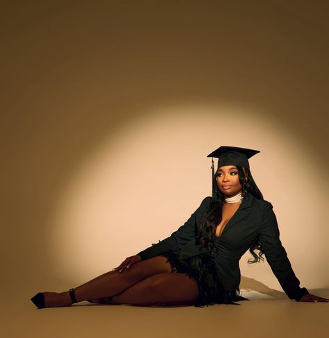 Simple Graduation Photoshoot, X Ray Graduation Pictures, Nursing Graduation Pictures Black Women, College Graduation Pictures Winter, Business Degree Graduation Pictures, Graduation Photoshoot Nursing, Graduation Masters Degree Pictures, Dance Graduation Pictures, Master Degree Photoshoot