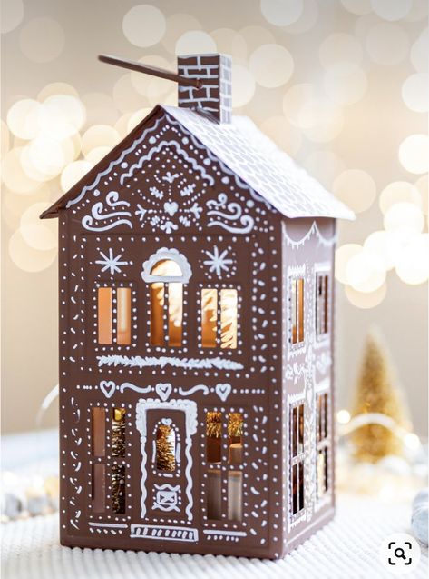 Paper Mache Gingerbread House, Diy Putz House, Gingerbread Christmas Decorations Diy, Diy Gingerbread House Decorations, Ginger Bread Christmas, Diy Gingerbread House, Cardboard Gingerbread House, Gingerbread House Ideas, Artist Hue