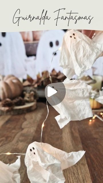 Marta Cordón ☆ Mamás Zulús on Instagram: "FANTASMAS PAPEL  Este año, siguiendo con los fantasmas de tela de queso que hice el año pasado, me he animado a hacer estos "low cost" con papel higiénico.  Mismo proceso: empapas el papel con una mezcla de agua y cola blanca, los colocas sobre una bolita de papel de aluminio clavada en un palillo y los dejas secar.  En lugar de sumergir el papel en la mezcla yo lo he hecho mojando el papel ya colocado y así evitas que se rompa y estar teniendo que separar el papel mojado para darle forma.  Una vez secos puedes hacer con ellos lo que quieras: colocarlos así tal cual, colgarlos con hilo de pescar con un agujero en la cabeza de lámparas o techo, o meterlos en una guirnalda de luz con agujeros laterales.  También puedes hacerlos más grandes con papel Ghost Halloween, Low Cost, Halloween Party, Halloween, On Instagram, Tela