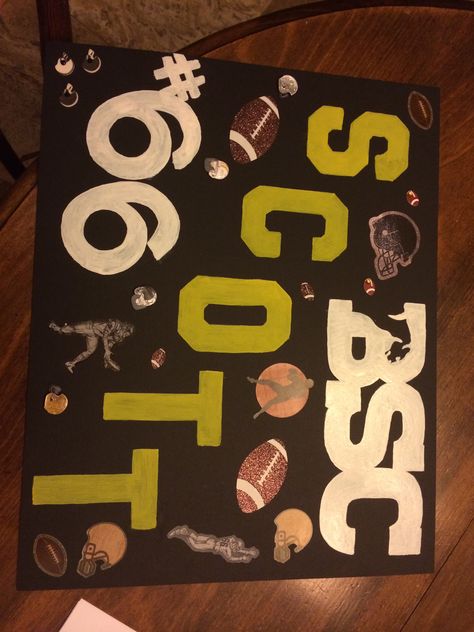 easy football poster ideas DIY High School Sports Signs, Poster Ideas Diy, Football Poster Ideas, Basketball Playoffs, Football Sister, Football Diy, Football Posters, Football Signs, Football Homecoming