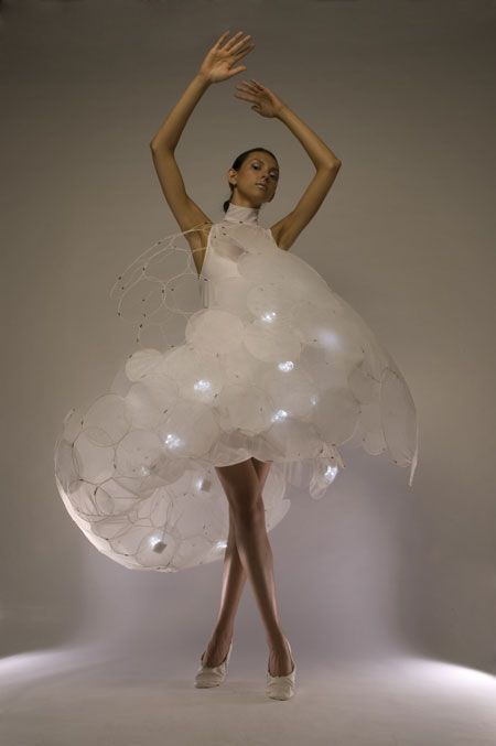 Bubelle by Philips Design E Textiles, Hussein Chalayan, Fashion Themes, Technology Fashion, Bubble Dress, Futuristic Fashion, Wearable Tech, Tech Fashion, Future Fashion