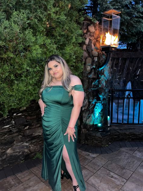 Vestidos Curvy, Baddie Prom Dresses, Baddie Prom, Prom Photo Poses, Cocktail Dress Style, Prom Photography, Photography Trends, Prom Poses, Photography Advice