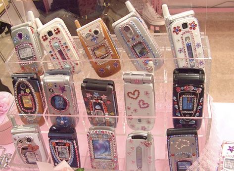 Flip Phone Aesthetic, Midnight Society, Gyaru Kei, Retro Gadgets, Phone Inspo, Retro Phone, 2000s Aesthetic, Flip Phone, Flip Phones