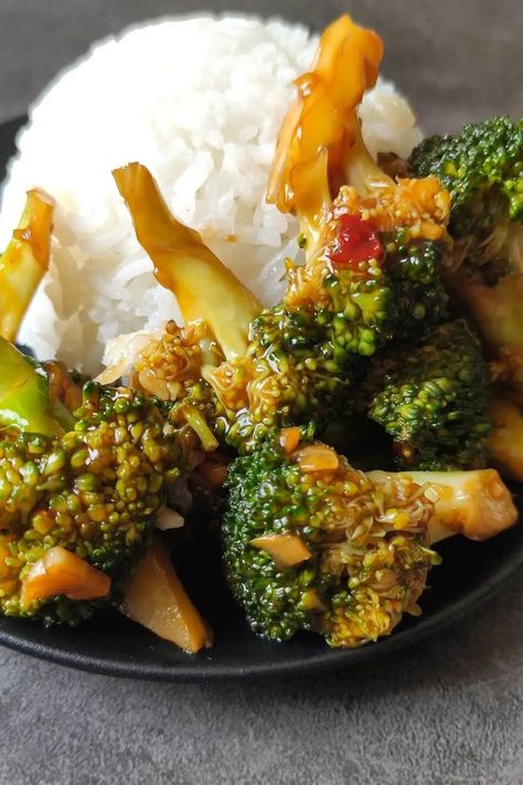 Broccoli in garlic sauce-Asian style - Quick 20 minutes, 9 ingredients recipe Applebees Broccoli, Broccoli In Garlic Sauce, Broccoli With Garlic Sauce, Asian Stir Fry Recipe, Garlic Broccoli, Garlic Sauce Recipe, Vegetarian Comfort Food, Asian Vegetables, Broccoli Recipe