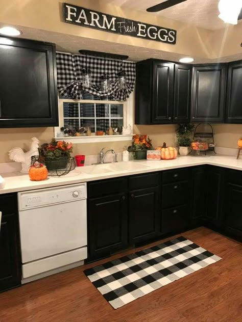 Black White Farmhouse Decor, Decorating Ideas For Kitchen Walls, Small Kitchen Remodel On A Budget, Goth Farmhouse, Farmhouse Dining Decor, Kitchen Ideals, Interior Design Minimalist, Kitchen Makeovers, Farmhouse Decor Kitchen