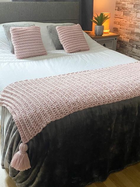 Knitted Bed Runner, Cushions On Bed, Crochet Bed Throw, Crochet Bed Runner, Crochet Bedding, Quick Crochet Blanket, Crochet Bedsheets, Crochet Bed, Bed Runners