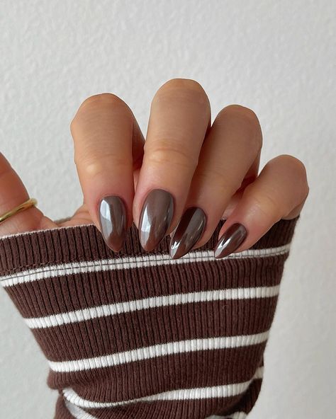 Posted by Zoe Scott: Are you ready to combine the sweetness of desserts with the flair of nail art? Welcome to the world of Chocolate Glazed Donut Nails, a trend that's al... Mocha Nails With Chrome, Chocolate Chrome French Tip Nails, Chocolate Brown Glazed Donut Nails, Call Brown Nails, Fall Season Nails Design, Brown Polish With Chrome, Autumn Glazed Donut Nails, Chocolate Glazed Donuts Nails, Dnd Glazed Donut Nails