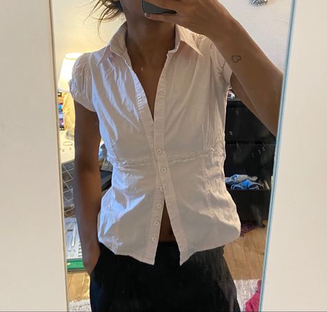 Boxy White Shirt Outfit, White Button Blouse Outfit, Tight Button Up Shirt Outfit, White Short Sleeve Button Up Outfit, Fitted Button Up Shirt Outfit, Button Blouse Outfit, Sleeveless Blouse Outfit, Tight Shirt Outfit, Clairo Concert