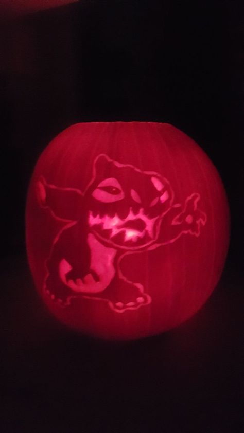 pumpkin carving Lilo and stitch Morgan Wallen Pumpkin Carving, Pumpkin Carving Stitch, Pumpkin Carving Ideas Stitch, Tangled Pumpkin Carving, Stitch Pumpkin Carving, Dinosaur Pumpkin Carving, Pumpkin Face Carving, Cute Painted Pumpkin Ideas, Stitch Pumpkin