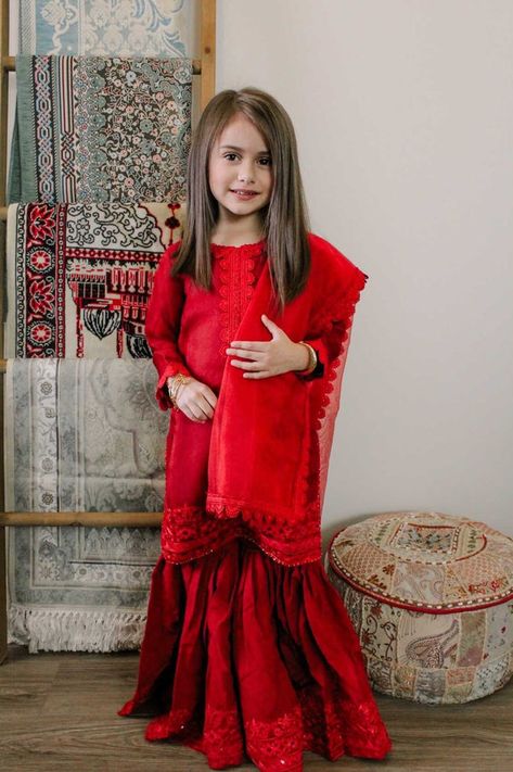 Pakistani Kids Dresses Party Wear, Eid Dresses For Girl, Pakistani Kids Dresses, Party Wear Salwar Kameez, Dress Party Wear, Pakistani Clothes Online, Desi Wedding Dresses, Pakistani Dresses Online, Pakistani Clothes