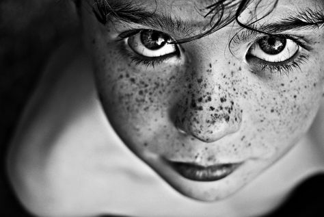 Photography Eyes, Black And White Photography Portraits, Angel Kiss, Black And White People, Black And White Face, Old Portraits, Freckle Face, Nikon D3200, Face Photography