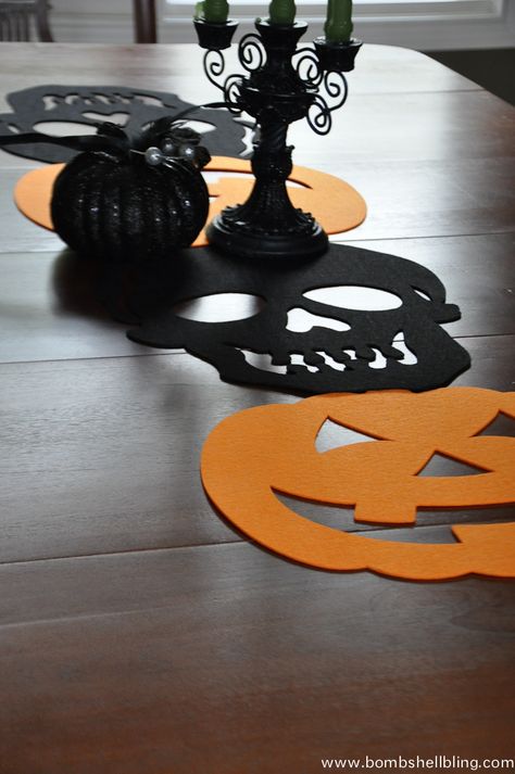 Halloween Felt Table Runner-4 Scary Halloween Decorations Outdoor, Table Halloween, Easy Diy Halloween Decorations, Halloween Fest, Halloween Table Runners, Halloween Table Decorations, Adornos Halloween, Easy Halloween Crafts, Felt Halloween