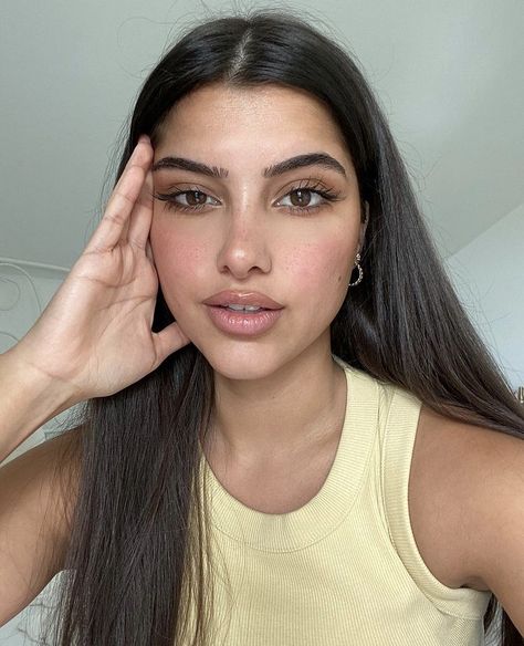 Middle Eastern Natural Makeup, Middle Eastern Makeup Natural, Arab Eyebrows, Middle Eastern Beauty, Influencer Selfie, Arab Makeup, Middle Eastern Women, Ethnic Makeup, Middle Eastern Makeup