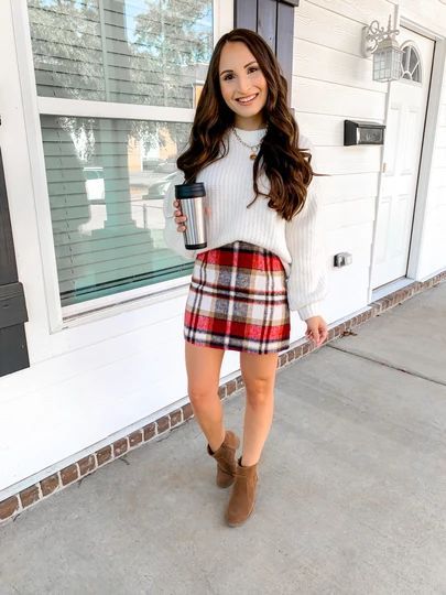 White Sweater Outfit Winter, Sweater Dress Ideas, Holiday Outfits For Teens, Sweater Dress Outfit Ideas, White Christmas Outfit, Girls Holiday Outfit, White Sweater Outfit, Plaid Skirt Outfit, Outfit Holiday