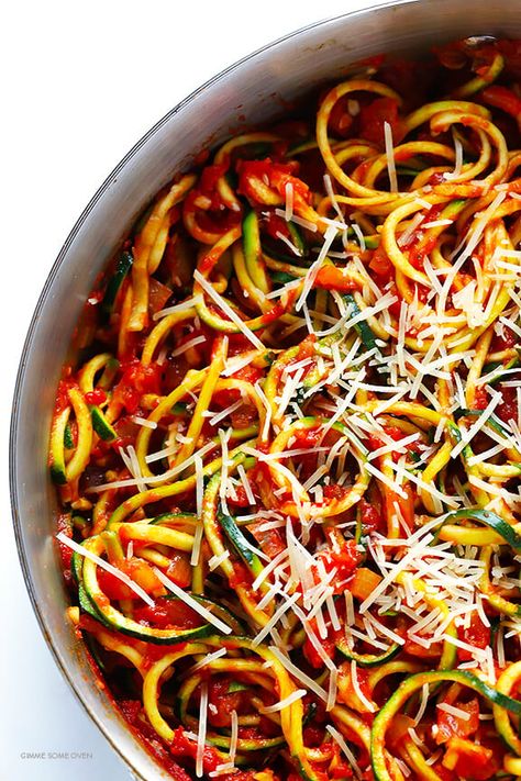 This recipe for Zoodles Marinara is super easy to make, full of delicious flavors, and it's naturally vegetarian and gluten-free! Zoodles Marinara, Spiral Veggies, Spiral Recipes, Chunky Tomato Sauce, Veggie Entrees, Zucchini Lasagne, Healthy Munchies, Marinara Recipe, Zucchini Noodle