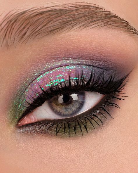 Lilac Texture, Multichrome Eyeshadow, Sparkle Eyeshadow, Magical Makeup, Colour Changing, Glam Looks, I Love Makeup, Fresh Green, Makeup Brands