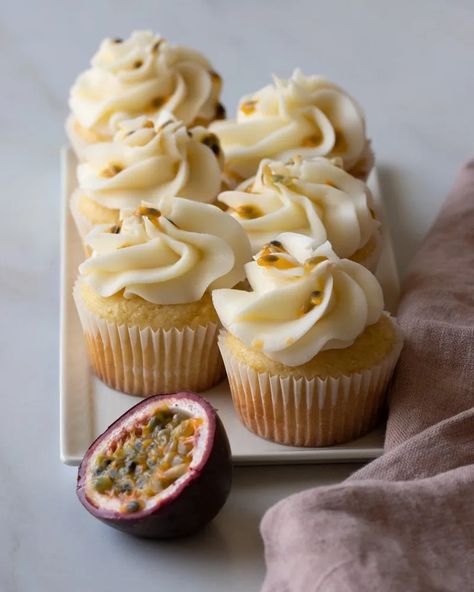 Passion Fruit Cupcakes, Passionfruit Cupcakes, Fruit Cupcakes Recipes, Amazing Christmas Desserts, Passion Fruit Cake, Cream Cheese Cupcakes, Fruit Cupcakes, Fruit Muffins, Passionfruit Recipes