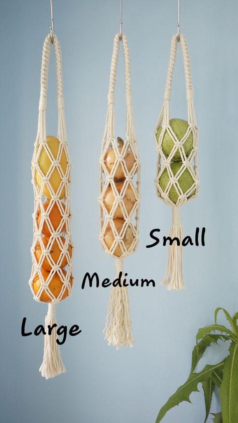 Crochet Veggie Holder, Macrame Onion Bag Tutorial, Crochet Fruit Hanger, Macrame Veggie Holder Diy, Crochet Onion Bag, Crochet Onion Holder, Macrame Storage Ideas, Macrame Onion Holder Diy, Macrame Onion Holder